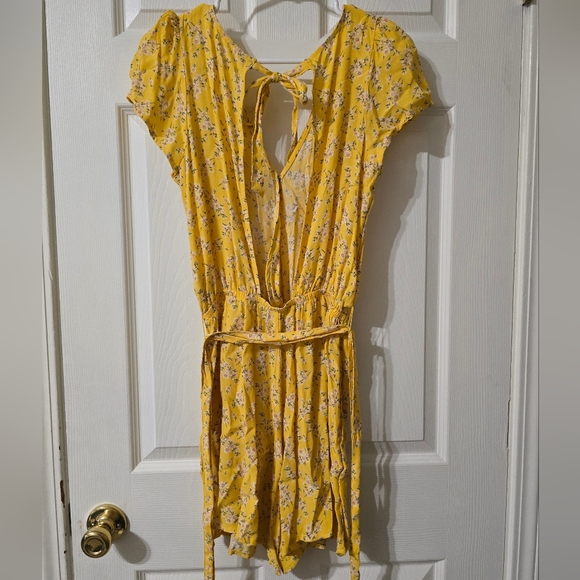 American Eagle Wrap Front Open Back Romper, Yellow Floral Print, Tie Waist, EUC! - Picture 7 of 15